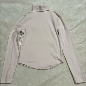 Aritzia’s Sundays Best turtle neck